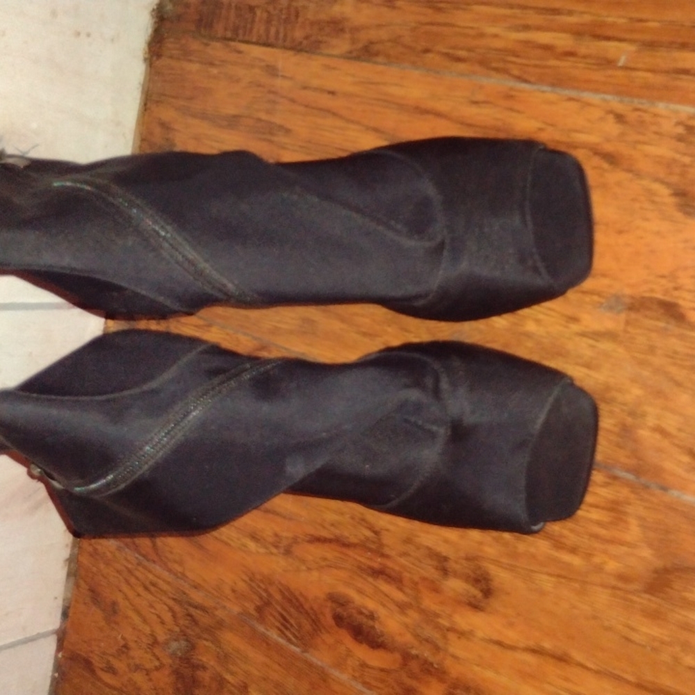 Black heel boots
